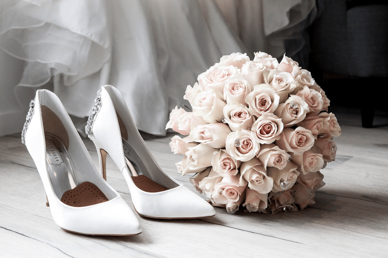 Préparation de la mariée, ambiance dorée et lumière chaleureuse